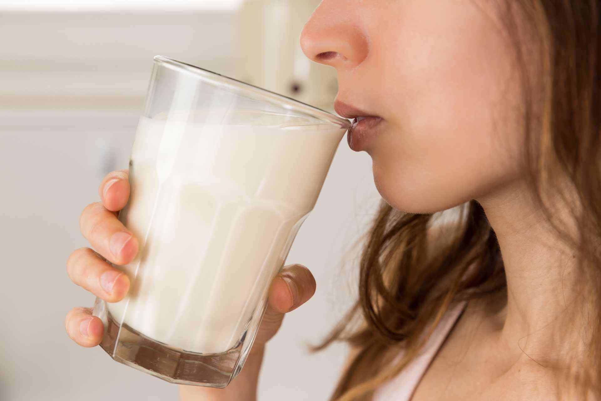 दूध पीते समय कभी भूलकर भी ना करे इस चीज का सेवन, वरना हो जायेगी बीमारी
