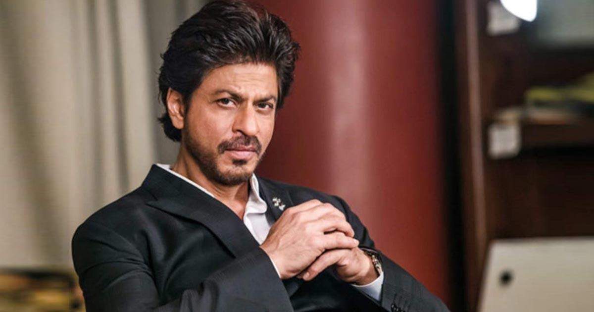 Shah Rukh Khan: फिल्म पठान की शूटिंग के बीच बोट राइड पर निकले शाहरूख खान, सामने आई तस्वीर