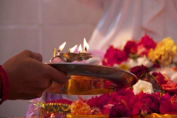 Vastu Tips: पूजा घर में रखें ये चीजें, सकारात्मकता का होगा वास