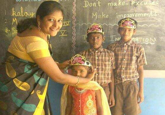 गरीब बच्चों को कॉपी-किताब दिलाने के लिए टीचर ने बेचे अपने गहने