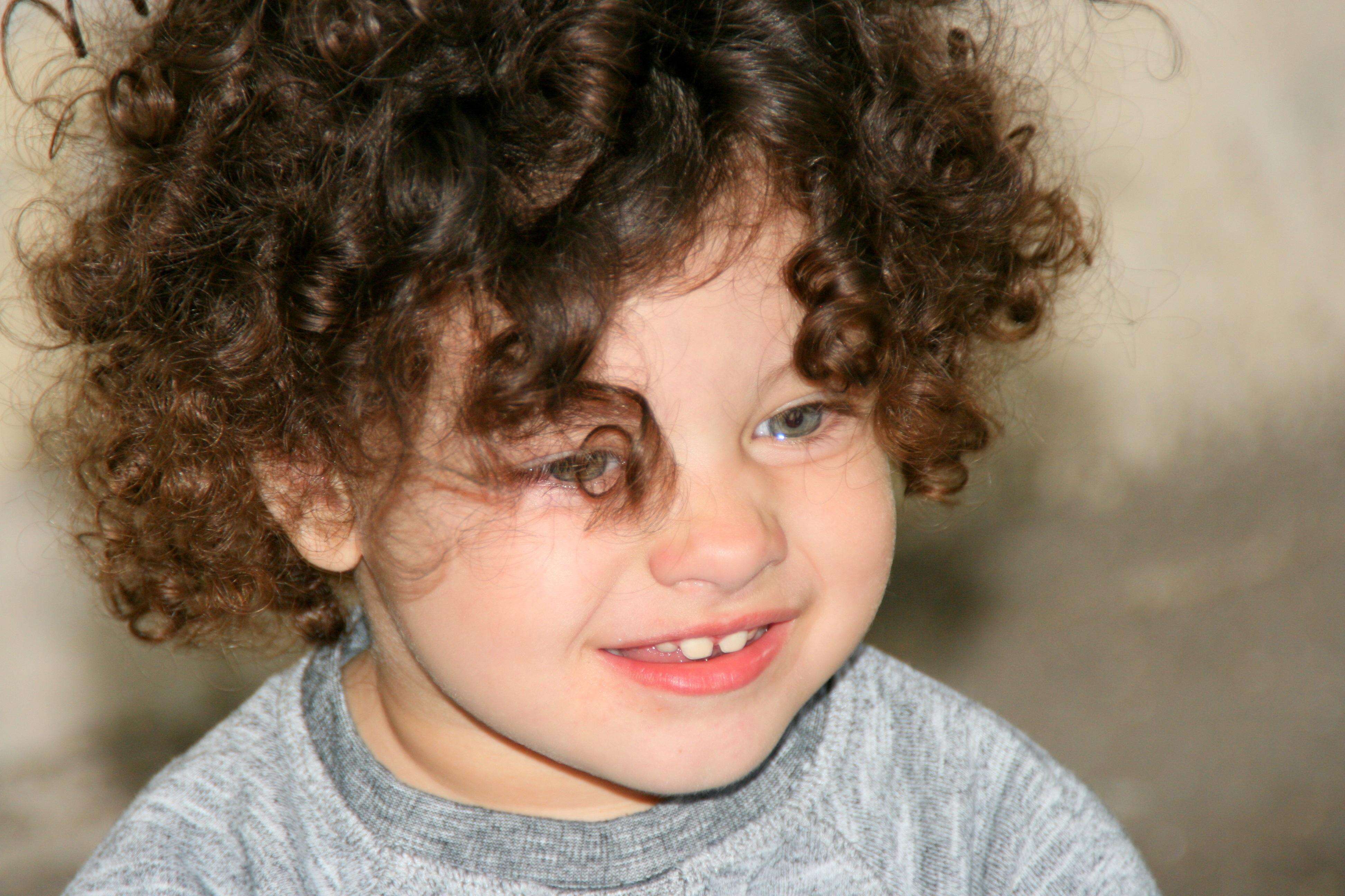 बच्चों के घुँघराले बालों को होती है खास केयर की जरूरत ऐसे रखें ध्यान