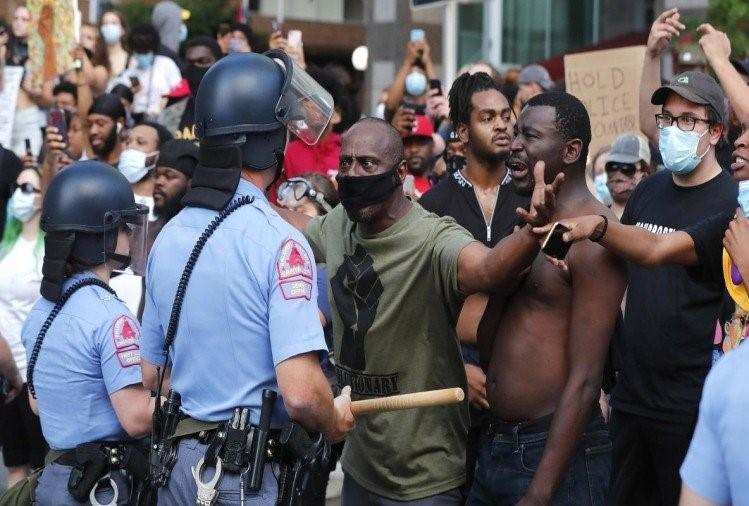 अमेरिका: पुलिसकर्मी ने अश्वेत की घुटने से दबाई गर्दन तो मच गया बवाल…