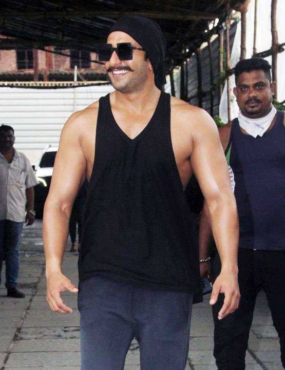 अभिनेता रणवीर सिंह ने दिखाई अपनी मस्कुलर बॉडी, फोटोग्राफर्स के लिए सामने दिए पोज