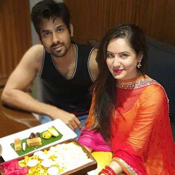 Karwa Chauth 2020: TV की इन अभिनेत्रियों ने इस अंदाज में अपने पतियों के साथ मनाया करवा चौथ का त्योहार, देखें तस्वीरें