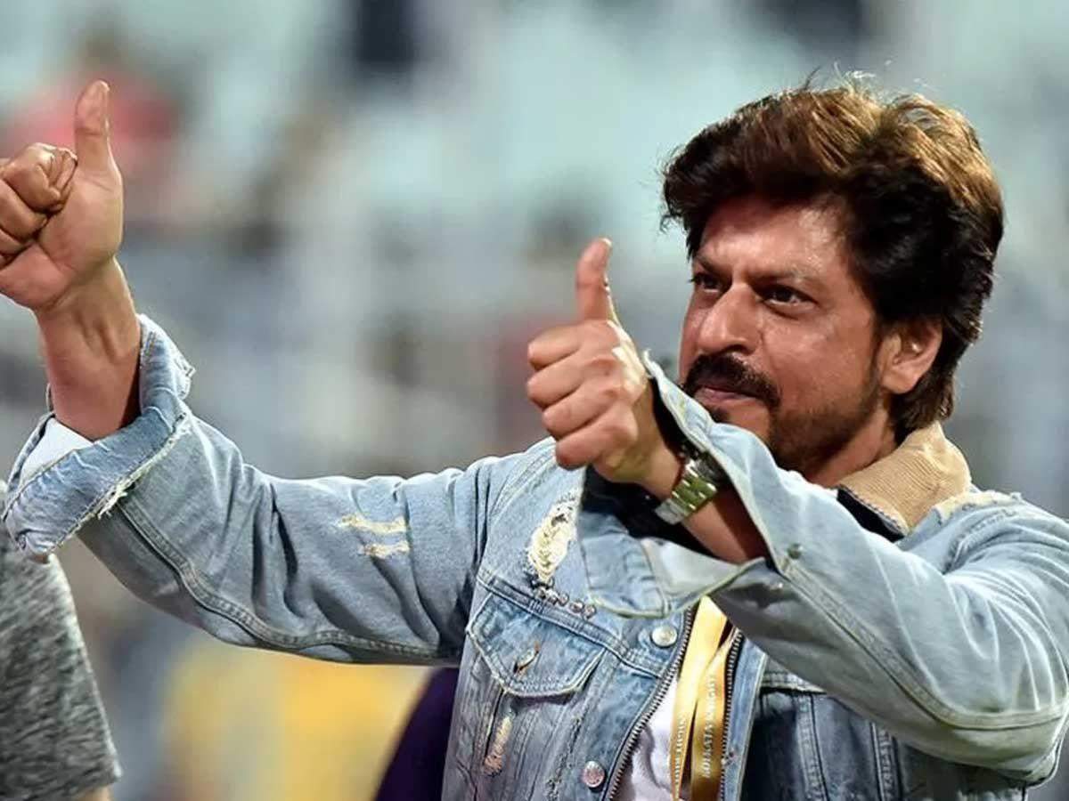 Shahrukh Khan: फिल्म पठान के सेट से सामने आया शाहरूख खान का लुक, सोशल मीडिया पर वायरल तस्वीर