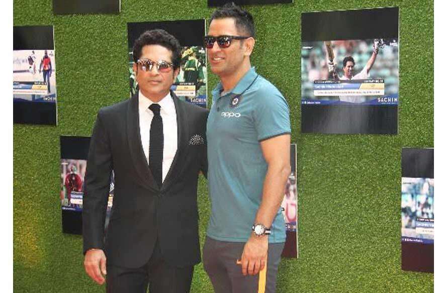 विराट अनुष्का के साथ पूरी भारतीय टीम ने देखी सचिन के जीवन की कहानी