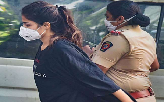 Rhea Chakraborty bail plea rejected: जेल में ही रो पड़ी रिया जब पता चला जमानत याचिका को कोर्ट ने किया खारिज