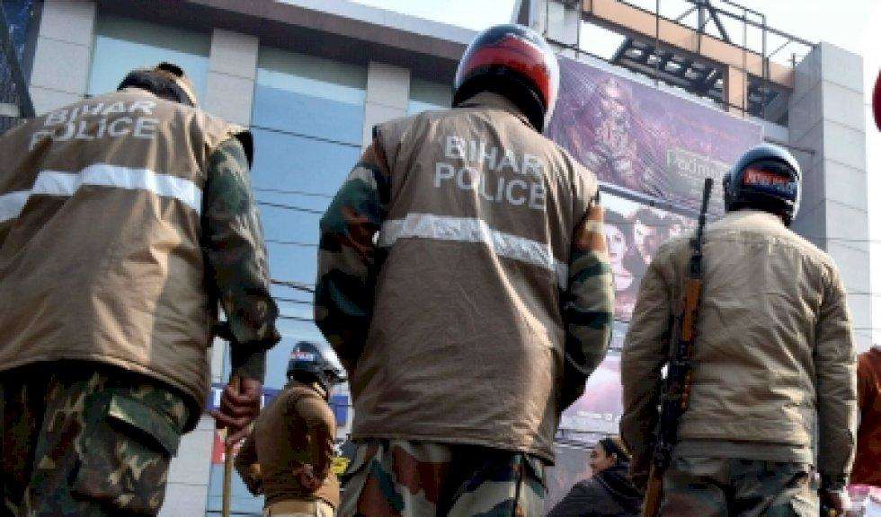 बिहार: कोरोना से लड़ने के लिए पुलिस ले रही सोशल मीडिया का सहारा