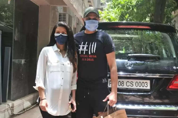 Geeta Basra: मुंबई में क्लीनिक के बाहर स्पॉट हुई प्रेग्नेंट गीता बसरा, पति हरभजन सिंह भी आए नजर