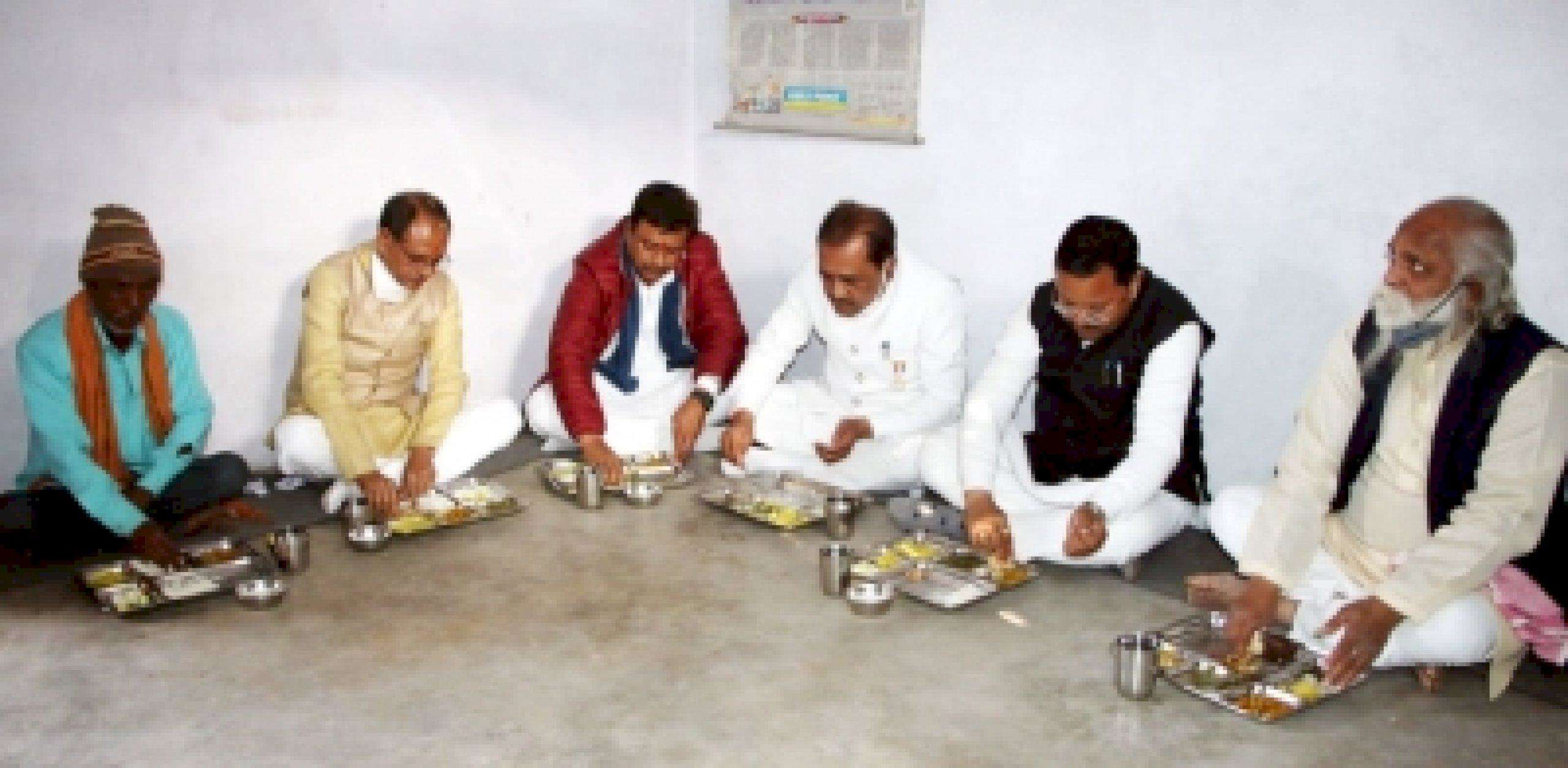 Shivraj ने प्रधानमंत्री आवास के लाभार्थी के घर खाया खाना