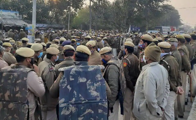 Farmers Protest Updates: दिल्ली सीमा के चारों तरफ जाम, विरोध के बीच NCR में मेट्रो पर रोक