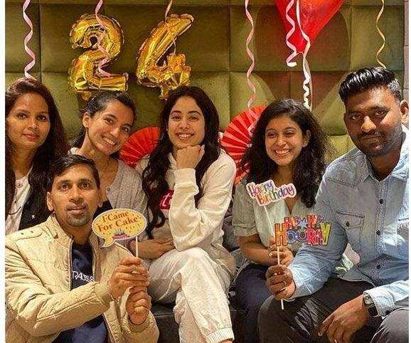 Jhanvi Kapoor ने गुड लक जेरी के सेट पर मनाया जन्मदिन, देखें तस्वीरें