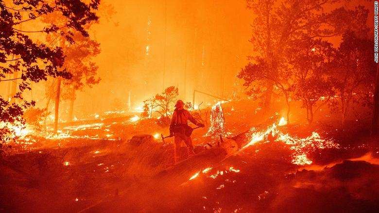California wildfires: कैलिफोर्निया के जंगलों में भीषण आग, 5 लाख लोगों को छोड़ना पड़ रहा घर