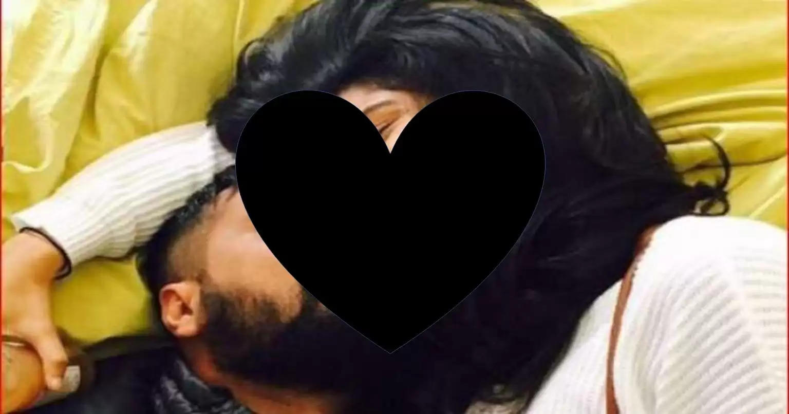 अनुराग कश्यप ने 22 साल छोटी गर्लफ्रेंड के साथ पोस्ट की इंटीमेट तस्वीरें, हो रही हैं वायरल!
