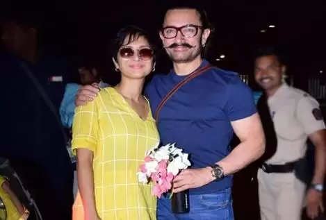 मुंबई आते ही एयरपोर्ट पर पत्नी  को चूम बैठे आमिर खान