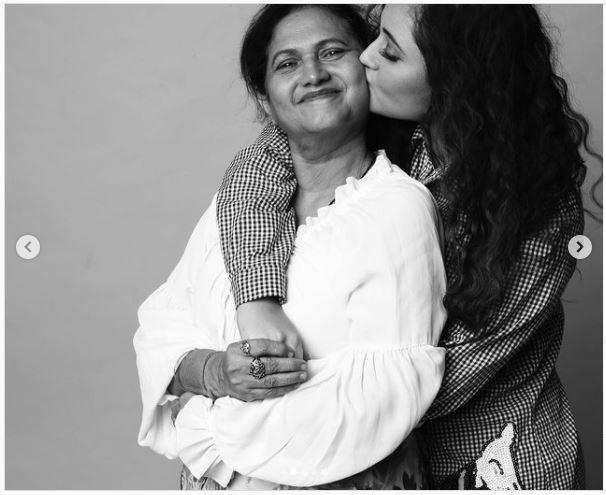 Rashmi Desai ने अपनी मॉम के साथ शेयर की ये खूबसूरत तस्वीर, सेलेब्स ने की तारीफ