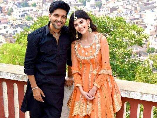 Guru Randhawa: सामने आई सिंगर गुरू रंधावा की सगाई का सच, मिस्ट्री गर्ल के साथ शेयर की थी तस्वीर