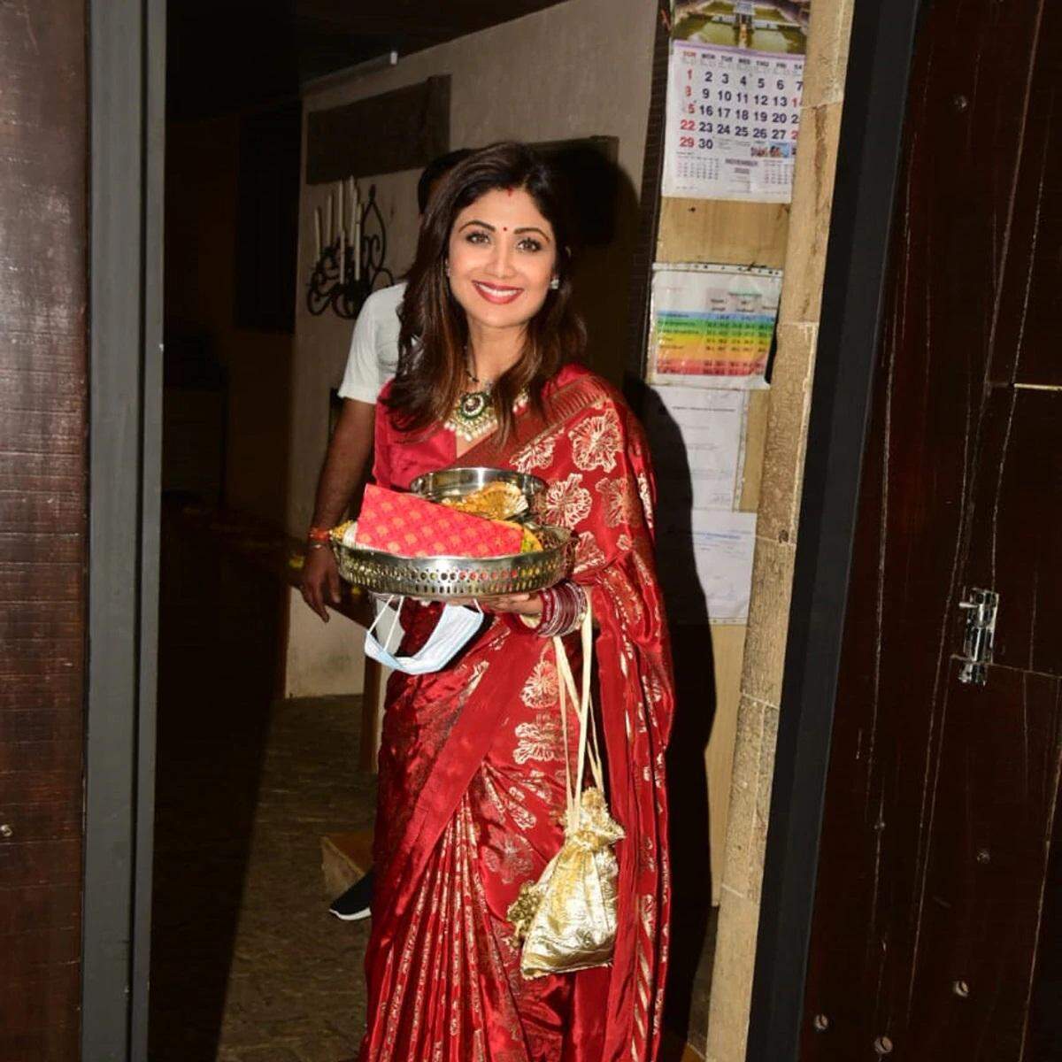 Karwa Chauth 2020: बॉलीवुड की इन अभिनेत्रियों ने ऐसे मनाया करवा चौथ का त्योहार, देखें तस्वीरें