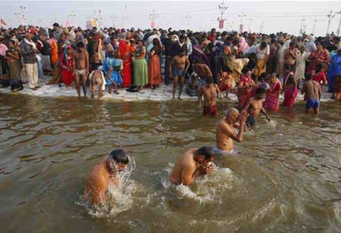 प्रयागराज कुंभ में पहला शाही स्नान शुरू