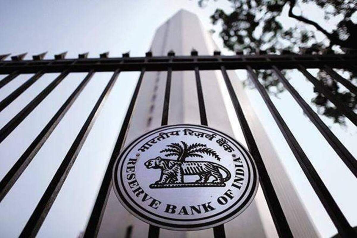 RBI Updates News: 24 घंटे में दो बैंकों पर RBI का एक्शन, लक्ष्मी विलास के बाद इस बैंक पर पाबंदी…