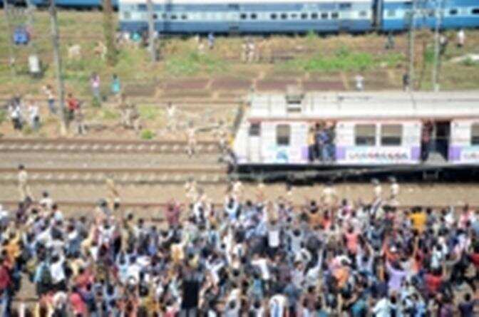 मुंबई उपनगरीय रेल सेवा को ठप करने वाला प्रदर्शन खत्म, जानिए इसके बारे में !