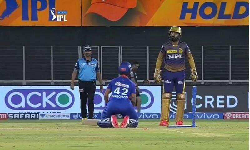 IPL 2021: Shikhar Dhawan  पर बुरी तरह चिलाए Dinesh Karthik, गब्बर ने ऐसा दिया जवाब, देखें VIDEO