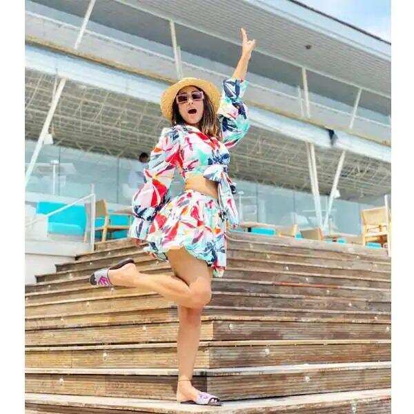 Hina Khan: मालदीव में वेकेशन मना रहीं हिना खान, सामने आई तस्वीरें