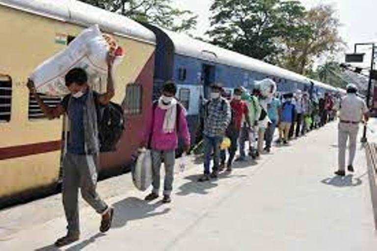 जंक्शन पर ट्रेन के आने के बाद दूसरे रास्ते से जाते यात्री, मात्र पांच से दस यात्रियों की हो रही जांच