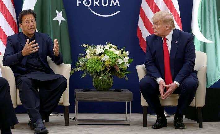 विश्व आर्थिक मंच की बैठक में राष्ट्रपति ट्रंप और इमरान खान की मुलाकात