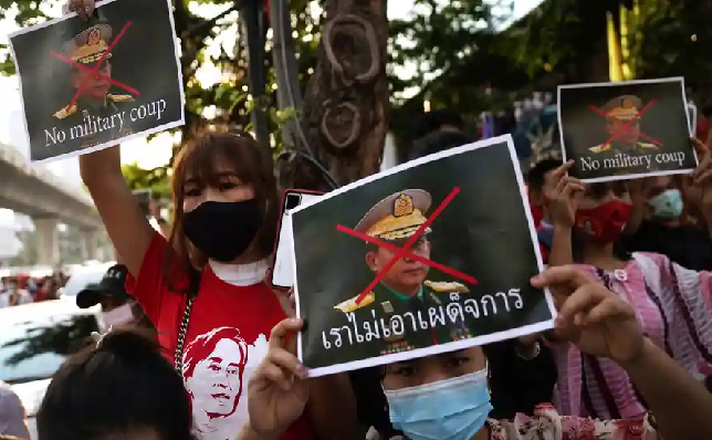 Myanmar Coup: तख्तापलट के बाद म्‍यांमार में प्रदर्शन जारी, सड़कों पर उतरे हजारों लोग….