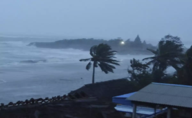 Cyclone Nivar Updates: चक्रवात निवार का खतरा अभी टला नहीं, चेन्नई में चल रही तेज हवाएं….