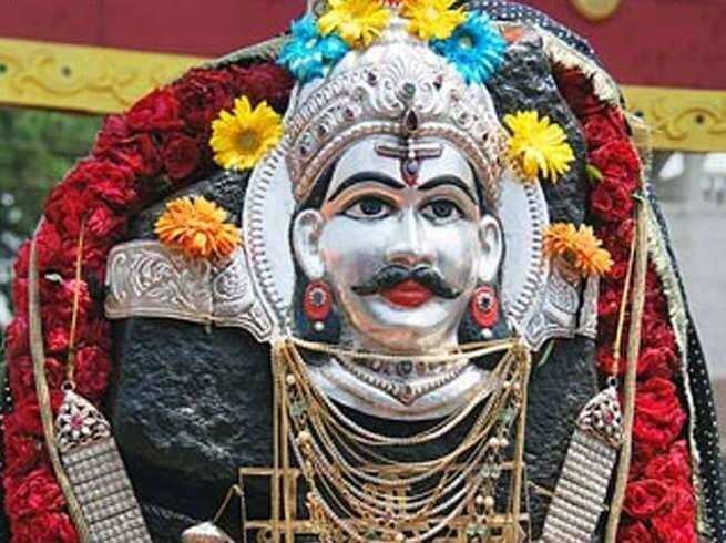 Shani dev puja: घर में क्यों नहीं रखी जाती शनिदेव की मूर्ति, जानिए कारण