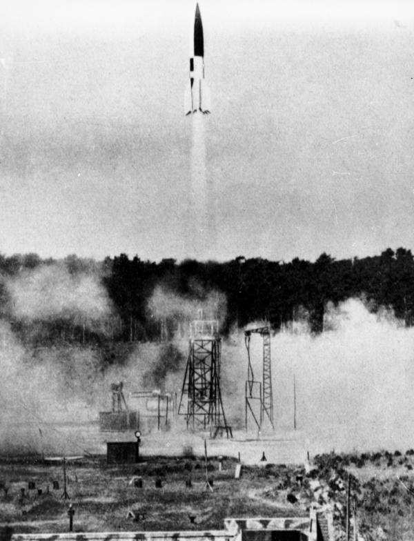 3 अक्टूबर  को जर्मन ए 4 रॉकेट का पहला सफल परीक्षण लॉन्च  हुआ 