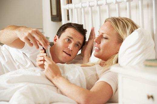 अगर आपके पति भी करते हैं आपका फोन चेक तो जाने क्या है कारण 