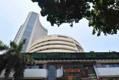 बढ़त के साथ खुलने के बाद टूटा बाजार, Sensex 300 अंक लुढ़का