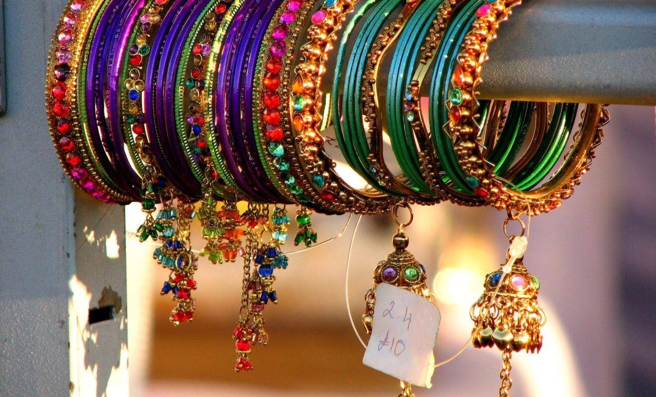 जानिए महिलाएं क्यों पहनती है हाथों में चूड़ियां