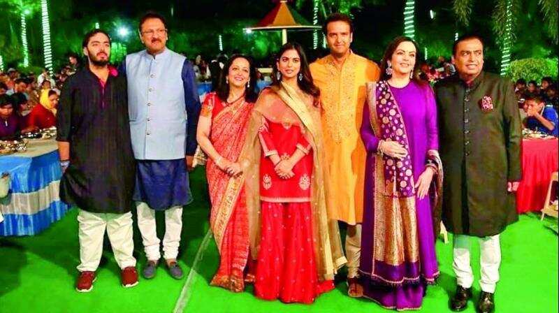 ईशा अंबानी की ड्रेस छोड़िये शाही शादी में इस्तेमाल होगें मनीष मल्होत्रा के ये डिजाइनर बेशकीमती नैपकिन, कीमत जानकर होगी हैरानी