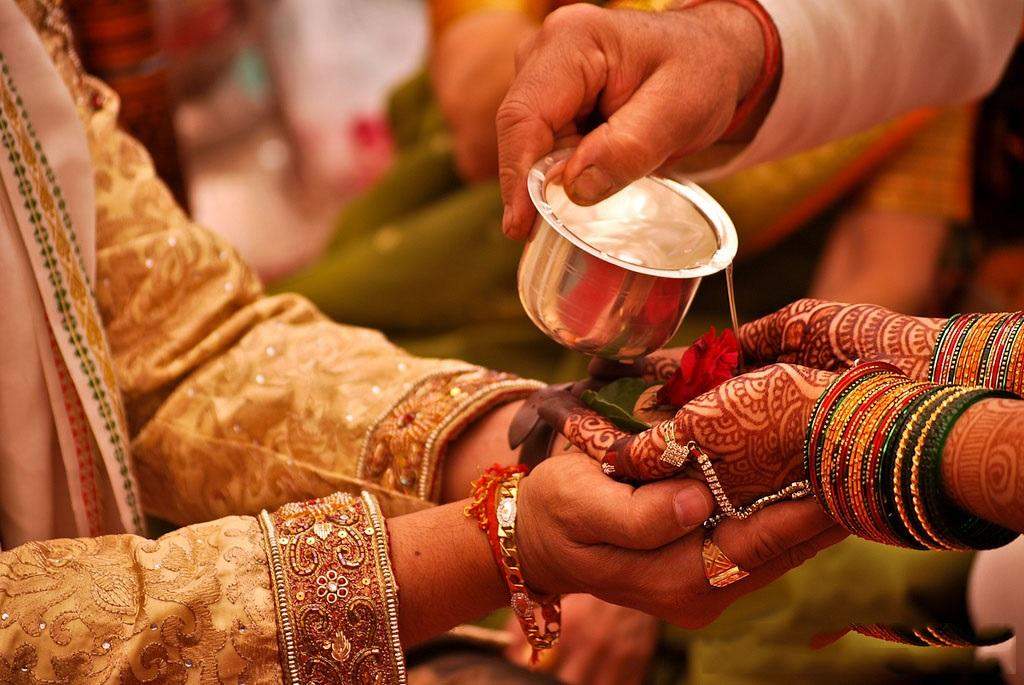 Astrology Tips: विवाह में हो रही देरी, तो ये उपाय करेंगे आपकी मदद