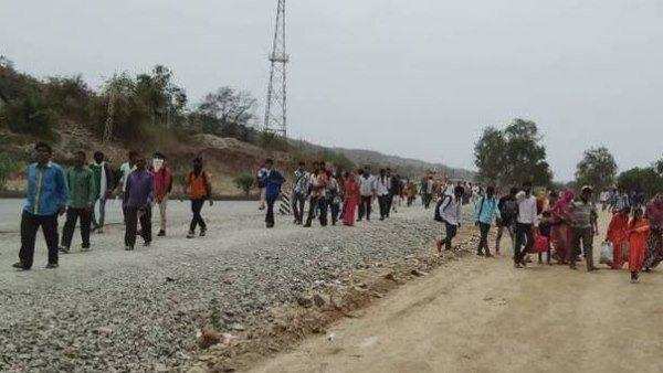 हजारों मजदूर पैदल ही सैंकड़ों किलोमीटर दूर अपने घरों को निकले