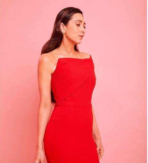 रेड हगिंग ड्रेस में बेहद हॉट नजर आ रही करिश्मा कपूर