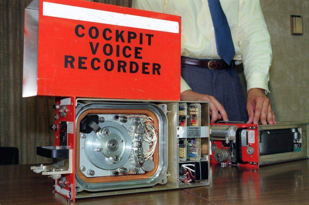 हवाई जहाज में रखा हुआ ब्लैक बॉक्स आखिर क्या काम करता है?