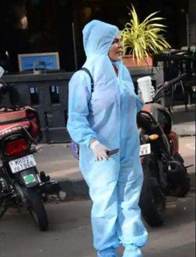 Rakhi Sawant: कोरोना काल में मुंबई की सड़कों पर पीपीई किट में नजर आई राखी सावंत, वायरल तस्वीरें और वीडियो