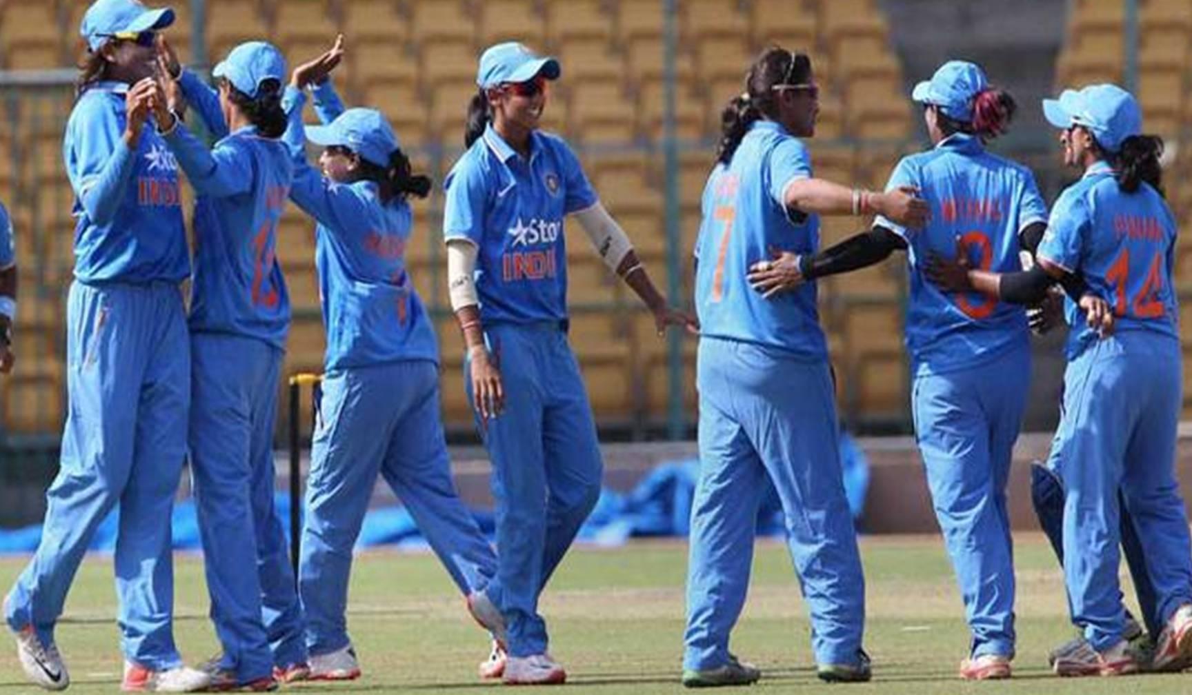 एक तरफ इस महिला क्रिकेटर ने किया देश का नाम रोशन, तो वहीं इस क्रिकेटर ने कैमरे के सामने उसके साथ कर दी ये शर्मनाक हरकत