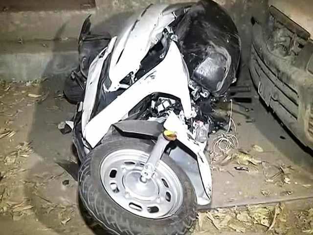 Delhi : मर्सिडीज ने स्कूटी को मारी टक्कर, 1 की मौत
