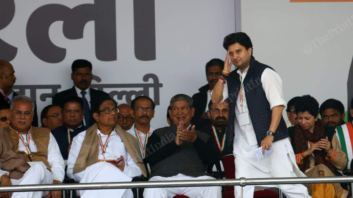 MP Political Crisis: सिंधिया के बाद 22 विधायकों ने छोड़ा कमलनाथ का साथ