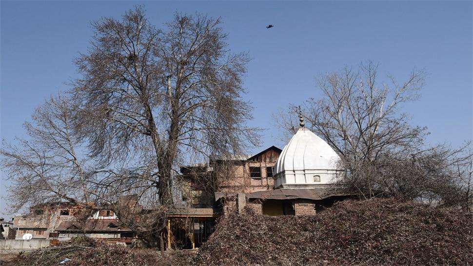 कश्मीर की बदलती फिजा:श्रीनगर में आतंकवाद की वजह से बंद हुआ मंदिर 31 साल बाद खुला, बसंत पंचमी पर पूजा हुई