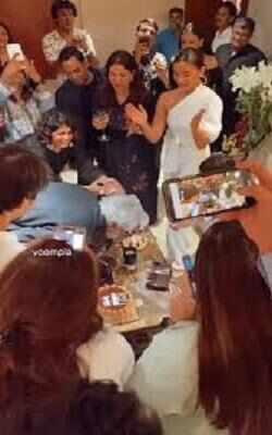 Alia Bhatt: संजय लीला भंसाली का जन्मदिन मनाने उनके आफिस पहुंची आलिया, जमकर दिए पैपराजी को पोज