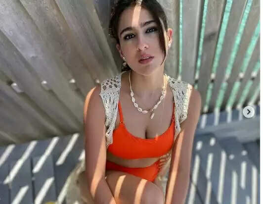Sara Ali Khan: ऑरेंज बिकीनी में कहर ढा रही सारा अली खान, तस्वीर हो रही वायरल