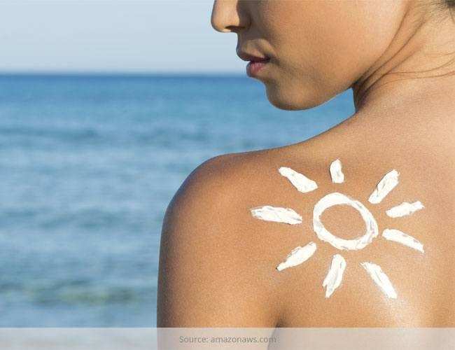 गर्मियों में टेनिंग से बचने के लिए क्या आप भी सनस्क्रीन लगाते हैं, तो एक बार इसे जरूर पढ़िए