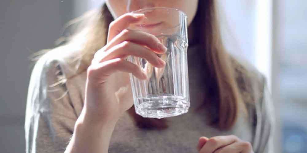 क्या आप इस तरह पानी पीते हैं? शरीर के लिए हानिकारक हो सकता है,जानें
